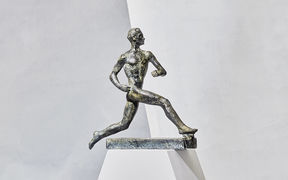 Kuvassa Paavo Nurmen patsas, jossa Nurmi juoksee.