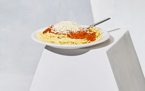 Kuvassa lautasellinen spagettia ja kastiketta.