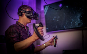 MAGICS-infrastruktuuri mahdollistaa virtuaalitodellisuuden hyödyntämisen muun muassa taiteellisissa esityksissä. Kuva: Aalto Studios.
