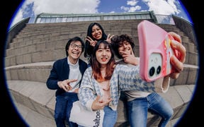 4 student ambassafors taking a selfie