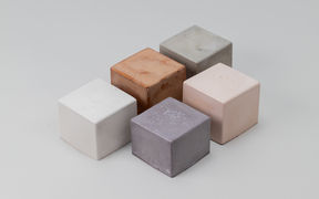 Selected geopolymer test cubes. Clockwise from left: chamotte, calcined Finnish clay, raw Finnish clay, feldspar and volcanic rock. Photo: Johannes Kaarakainen, 2022