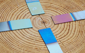 Lignin nanoparticles applied as multilayer film to create colourful coatings. Photo: Aalto University, Alexander Henn