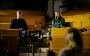 Professor Tapani Vuorinen and Pirjo Kääriäinen are describing their creative pedagogy to the film director Emilia Hernesniemi.