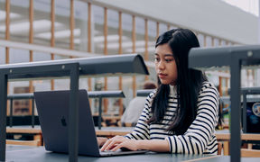 Opiskelija työskentelemässä tietokoneen ääressä