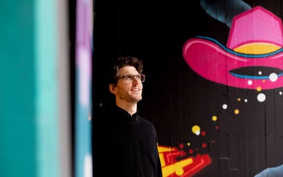 Christian Guckelsberger in front of graffiti