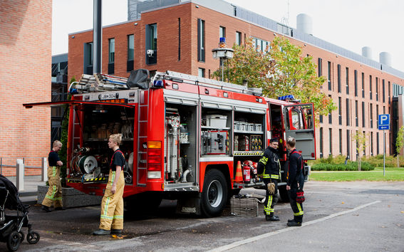 Sähkötekniikan perhepäivässä oli esillä myös paloauto, kuva: Tuomas Sauliala