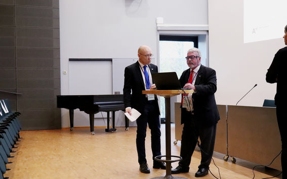 Aalto University / Dean Jyri Hämäläinen and Seppo Saastamoinen, Alumni and Corporate Relations Manager / photo: Linda Koskinen