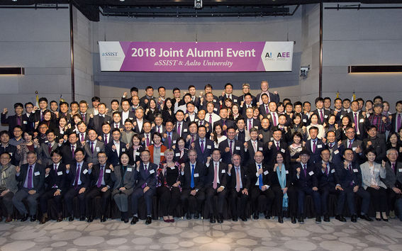 Aalto EMBA -alumnit yhteispotretissa Soulissa