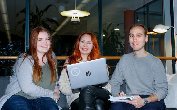 Janina Paasila, Nelli Auriola ja Valtteri Väisänen ovat BScBA-ohjelman opiskelijatyöntekijöitä