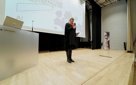 Johanna Kotipelto toi hackathon-kurssin finaaliin Valtioneuvoston kanslian terveiset.