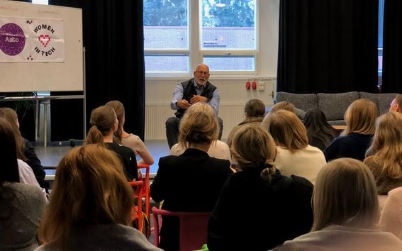 Bruce Oreck kouluttamassa tarinankerrontaa Women of Aalto -verkostolaisille