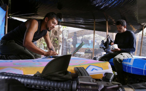 Kaksi FARC-sissiä puuhailee sissileirissä, Colombia in My Arms -elokuvan kuvitusta