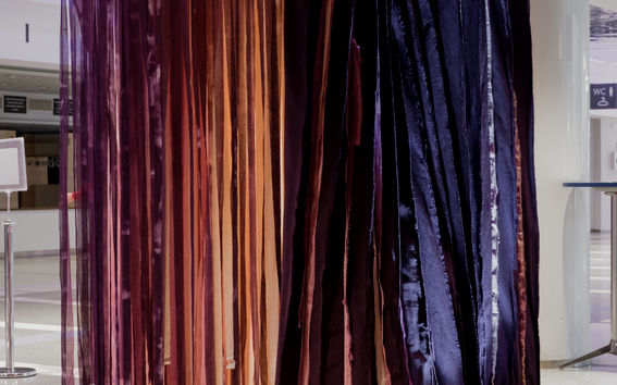 SOONI-teoksen värikkäät tekstiilisuikaleet liikkuvat hiukan äänen mukana.