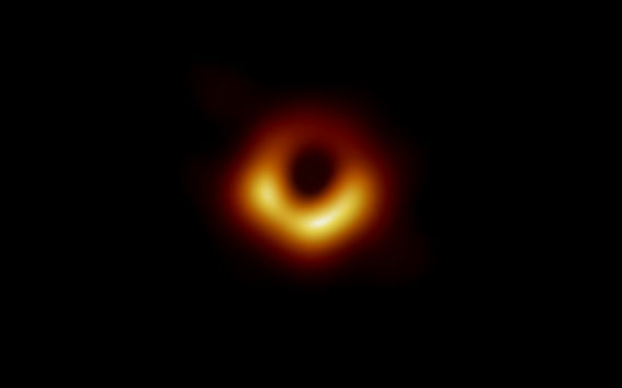 Tähtitieteilijöiden ottama ensimmäinen kuva mustasta aukosta näyttää oranssinkeltaisen hehkuvan ringin keskellä pimeyttä.