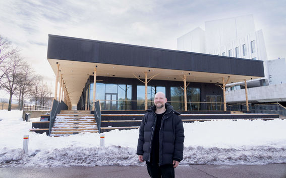Pikku-Finlandia suunnitellut arkkitehti Jaakko Torvinen talvisessa kuvassa rakennuksen edessä