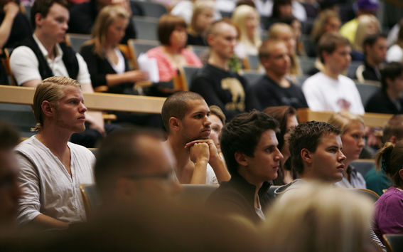 Kuvassa näkyy Aalto-yliopiston kauppakorkeakoulun uusia opiskelijoita