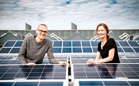 Sami Tuomi and Tanja Kallio with some solar panels. Photo: Jaakko Kahilaniemi.