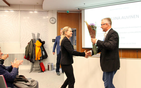 The photo shows Karoliina Auvinen receiving the annual solar award for 2018 from Christer Nyman. Photo: Mikko Arvinen / Sähköala.