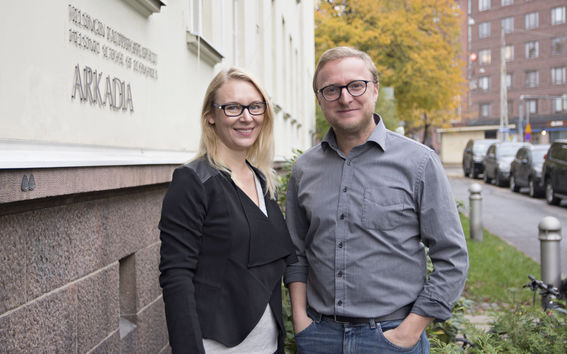 The photo shows Virva Salmivaara and Ewald Kibler. Photo: Roope Kiviranta / Aalto-yliopisto. 