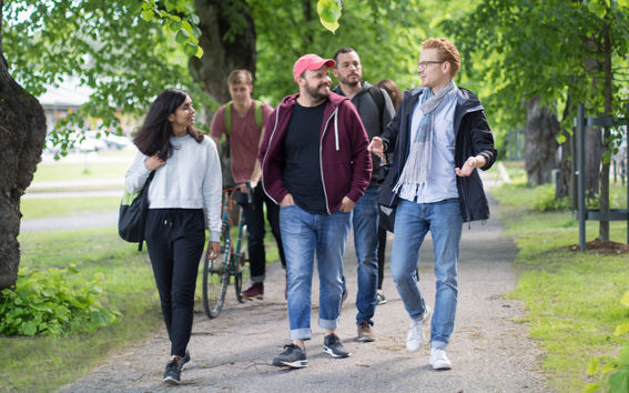 Aalto University / group of students walking under trees / photography: Roee Cohen