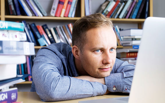 Professor Antti Oulasvirta. Photographer: Jussi Särkilahti.