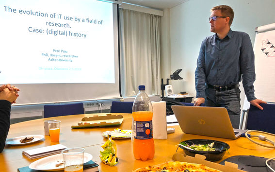 Petri Paju (Aalto ENG) talking about the evolution of IT use. Picture: Aaro Sahari 2018, CC BY 4.0