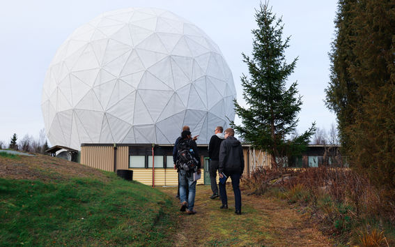 Aalto University / Students walking towards Metsähovi radio observatory / photo: Linda Koskinen
