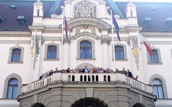 Ljubljanan yliopiston päärakennus ja seniorit kuuluisalla parvekkeella