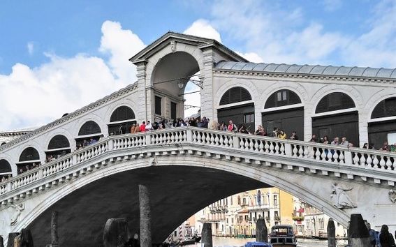 Juuri kunnostettu Rialton silta Venetsiassa Italiassa
