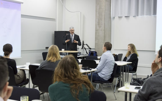 The photo shows Professor Jeremy Hall and audiende from the guest lecture at Aalto Sustainability Hub. Photo: Roope Kivitanta / Aalto University