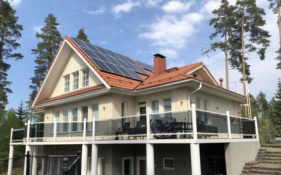 talo, jonka katolle on asennettu aurinkokennot