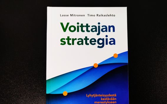Voittajan strategia -kirjan ovat kirjoittaneet Kauppakorkeakoulun työelämäprof. Lasse Mitronen ja liikkeenjohdon konsultti Timo Raikaslehto.