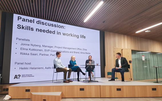 Welcome Evening for new School of Business Master's students. In the picture, there are the panelists (from the left) Jonne Nyberg, Riikka Saari and Elina Kukkonen, and the moderator Heikki Helaniemi.