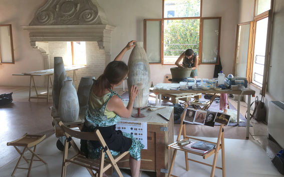Coiling vases from the local earthenware and painting the vases with the local earth in Earth Laboratory, Venice, August 2019. Photo: Catharina Kajander