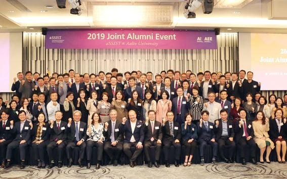 Aalto EMBA -alumnitapaaminen Soulissa, ryhmäkuvassa toistasataa alumnia