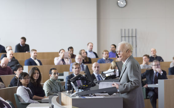 The picture shows Professor Ray Ball giving a keynote speech at the seminar organized at the School of Business. 