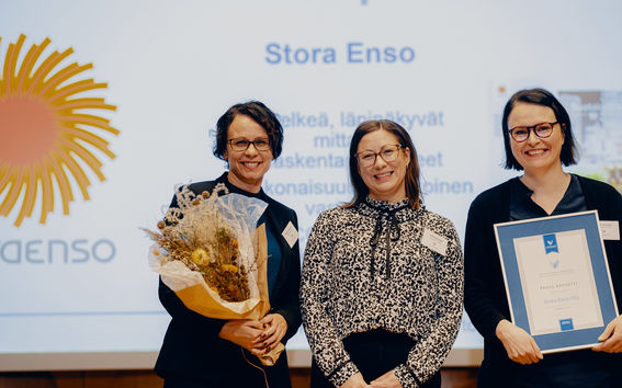 Stora Enson Lotta Forssell, Hanne Karrinaho ja Eeva Taimisto vastaanottivat palkinnon.
