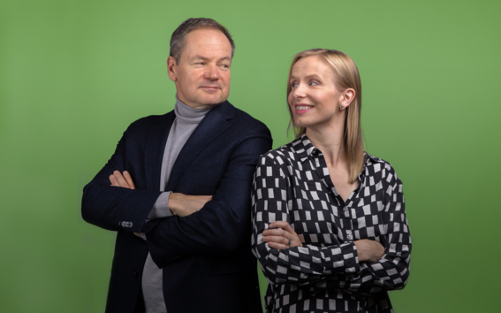 Kuvassa näkyvät Puttonen & Vilkkumaa -podcastin juontajat, professori Vesa Puttonen ja apulaisprofessori Eeva Vilkkumaa.