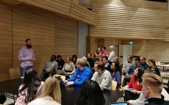 Digitalism Challenge course kickoff 28.10.2019: students interviewing CEO of Fat Lizard Heikki Ylinen about reporting challenges of SMEs.