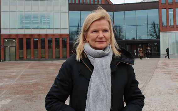 Kuvassa Aalto-yliopiston kampuksella Tuula Leinonen, Executive in Residence, animaation maisteriohjelma