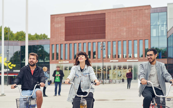 Aalto students and campus_photo: Unto Rautio
