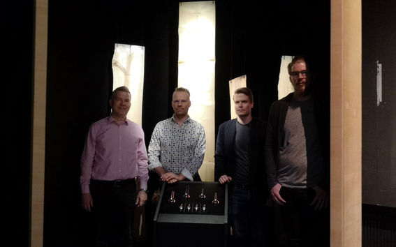 tutkijat seisovat Puuorkesteri-teoksen edessä Heurekassa kuva: Jussi Rämö