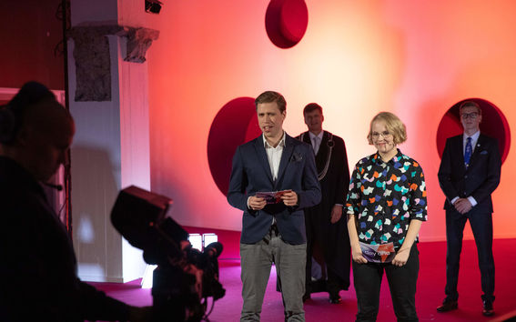 Aalto Day One -tapahtuman studiossa juontajat Olli Kiikkilä ja Leila Arstila sekä heidän takanaan Ilkka Niemelä ja Olli Kesslei
