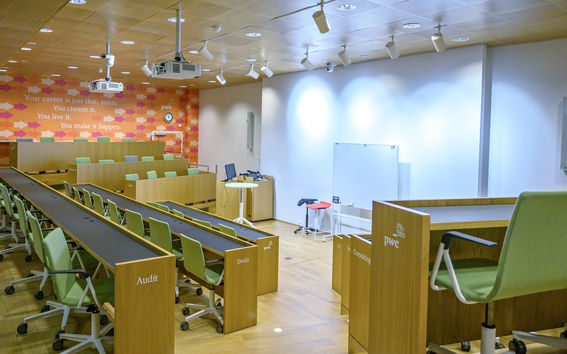 PwC:n nimikkosali Otakaari 1:ssä. Kuva: Roope Kiviranta / Aalto-yliopisto