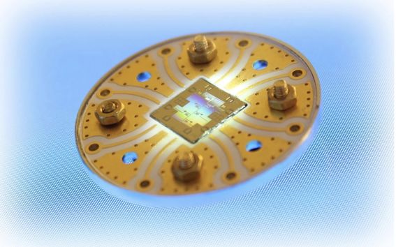 Six superconducting qubits sample