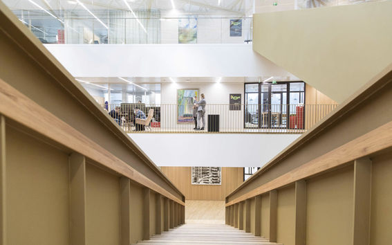 Kauppakorkeakoulun portaat ensimmäisestä kerroksesta toiseen kerrokseen. Kuva: Mikko Raskinen / Aalto-yliopisto