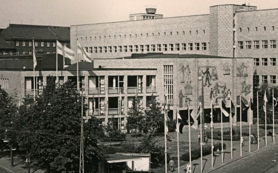 Kauppakorkeakoulun entinen päärakennus logolla. 