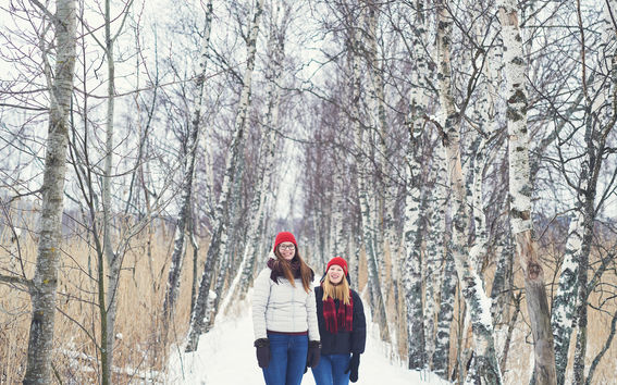 Students at Otaniemi campus in the winter and snow, photo by Unto Rautio