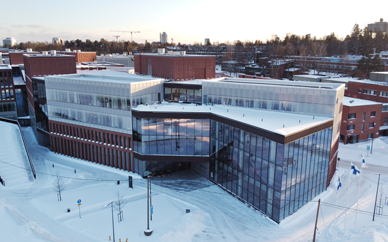 Kuvassa näkyy Aalto-yliopiston kauppakorkeakoulu talvella dronella kuvattuna. Kuvan otti Roope Kiviranta Aalto-yliopistosta.  
