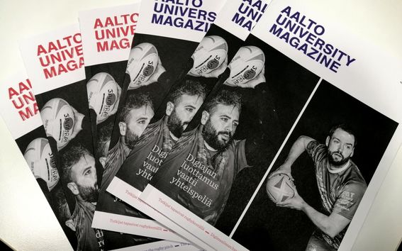 Aalto University Magazinen suomenkielisiä ja englanninkielisiä numeroita pöydällä